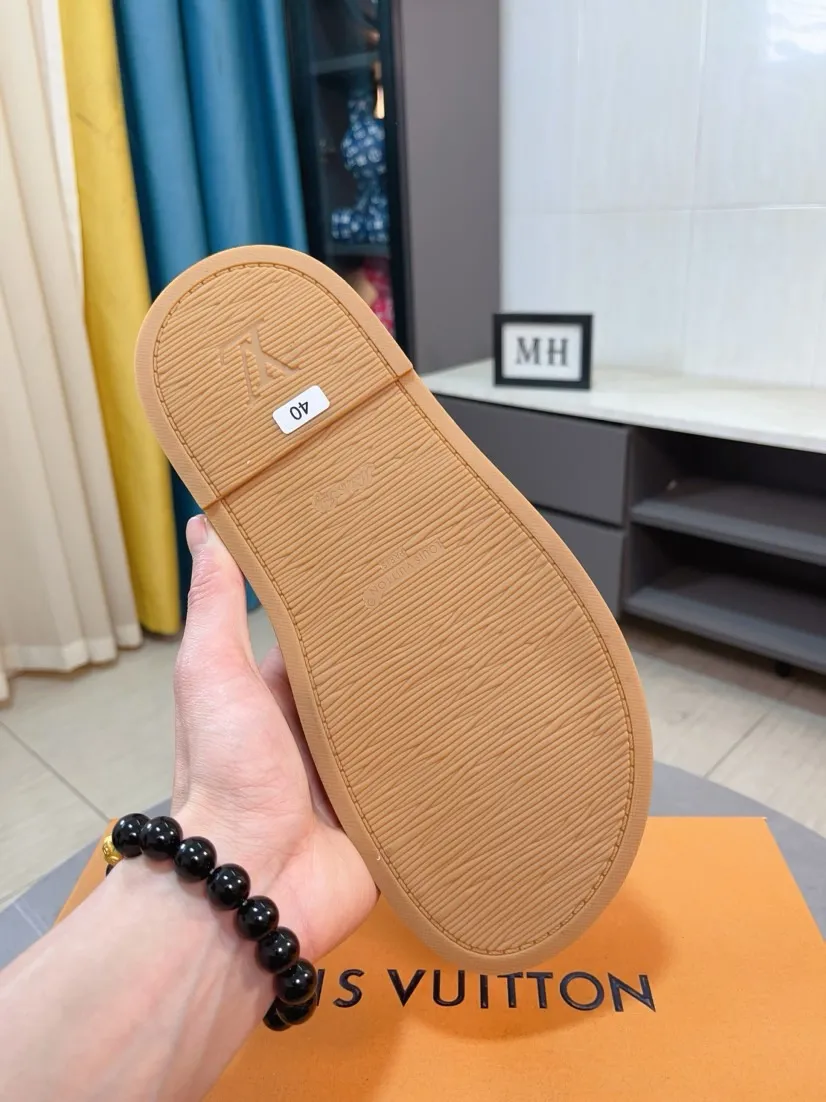 Ex-factory price 360🌹🌹 (lv-Louis Vuitton) New men's slippers, high-end boutique, exquisite embossed logo decoration on the upper, fine workmanship, super soft soles, casual, loose and comfortable, a must-have in summer! \nsize：38-44